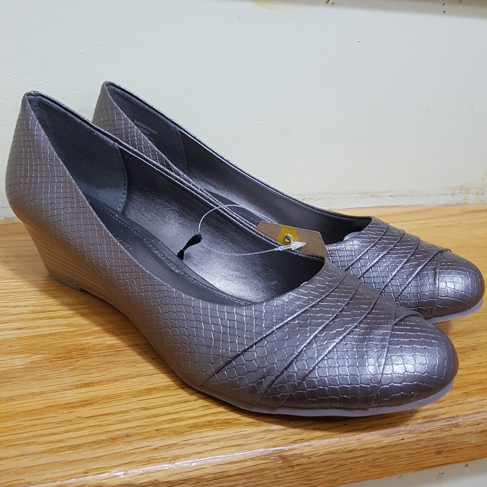NEW Denver Hayes wedge heels